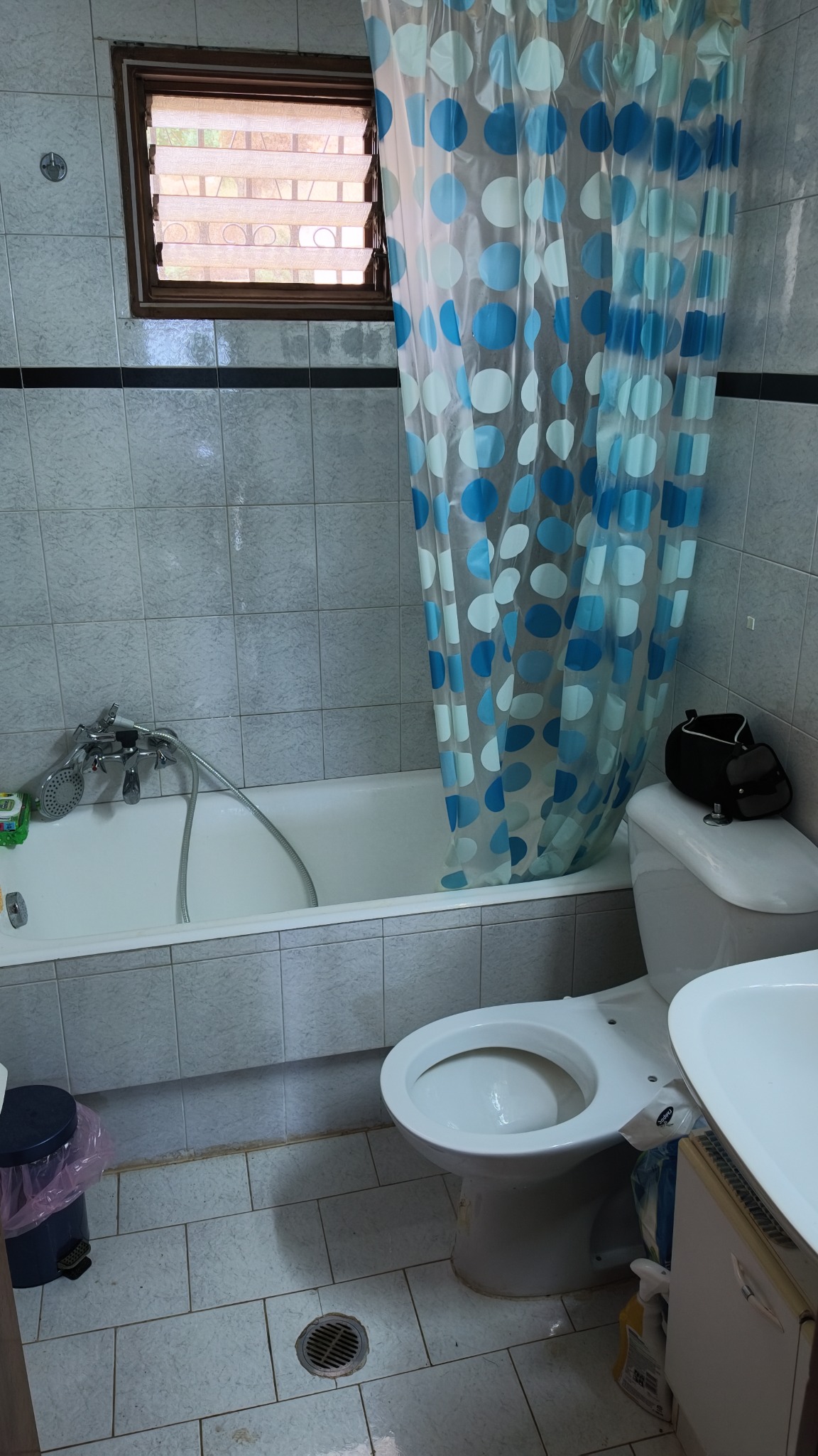 Vorher: altes Bad mit Badewanne, Fenster und WC