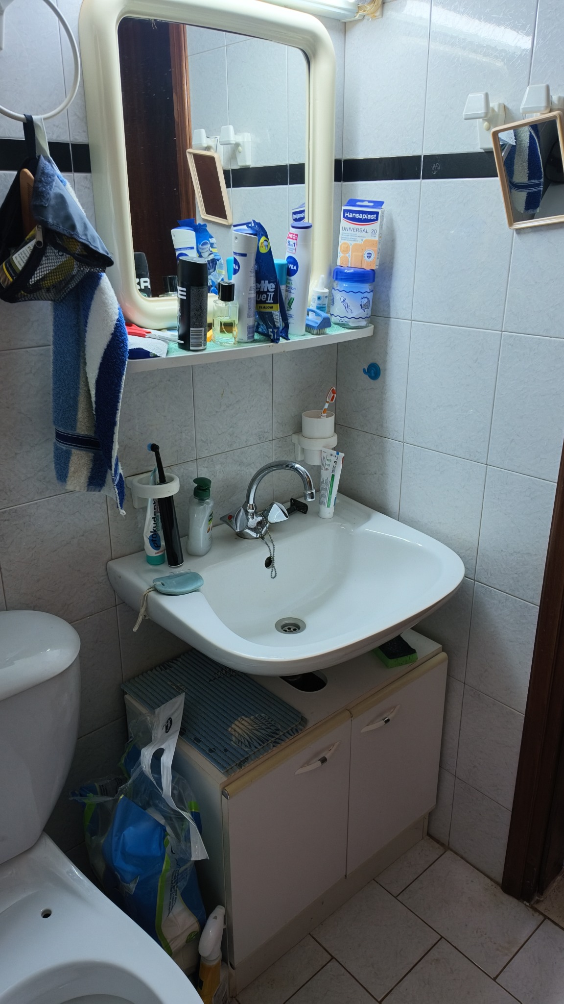 Vorher: altes Waschbecken mit Spiegel